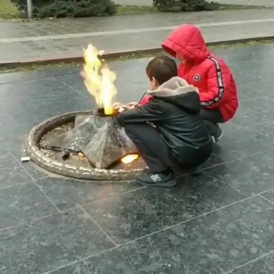 В Дагестане школьники пожарили курицу на вечном огне.