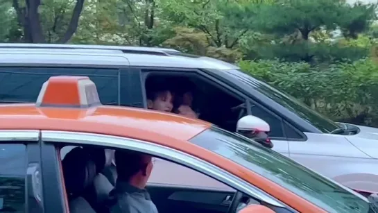 230916 key waving to a taxi driver