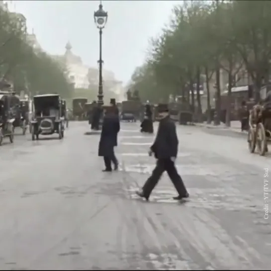 Paris - 1890 - 1900 - Un visite de la ville, les terrasses, les rues, les gens,,,