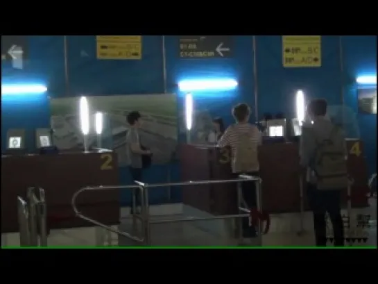 [FANCAM] 120610 Tαiωan Tαoyuαn airport (Chen focus) cr.TURNBAEK