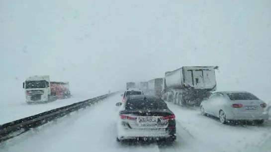 Сотни машин намертво застряли на трассе в Казахстане. Полицейские эвакуируют людей. Погода в СНГ