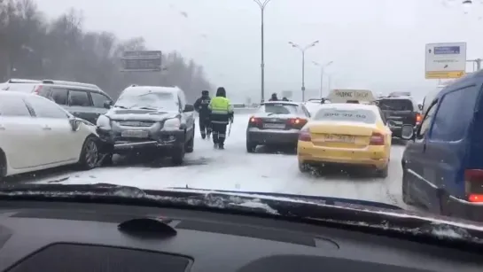 На МКАД столкнулись десятки машин