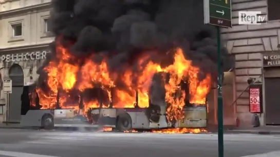 В Риме загорелся и взорвался автобус