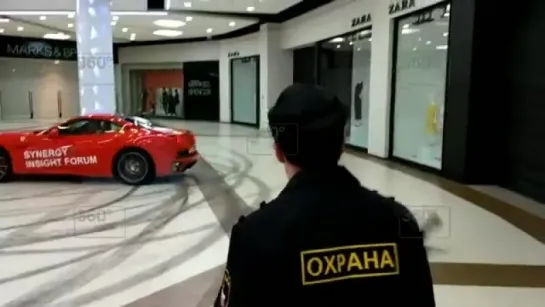 Мужчина погонял на Ferrari по торговому центру в Москве