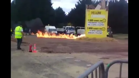 В сети появилось видео взрыва на карнавале в Париже