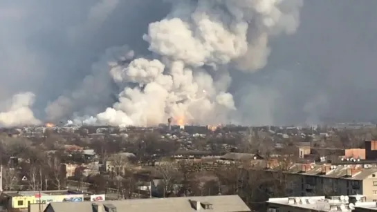 Жители Балаклеи сняли на видео разрывы ракет на складе ВСУ