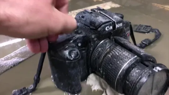 Разрезание фотоаппарата струей воды показали на видео