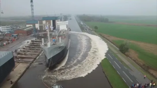 Корабль спускают на воду