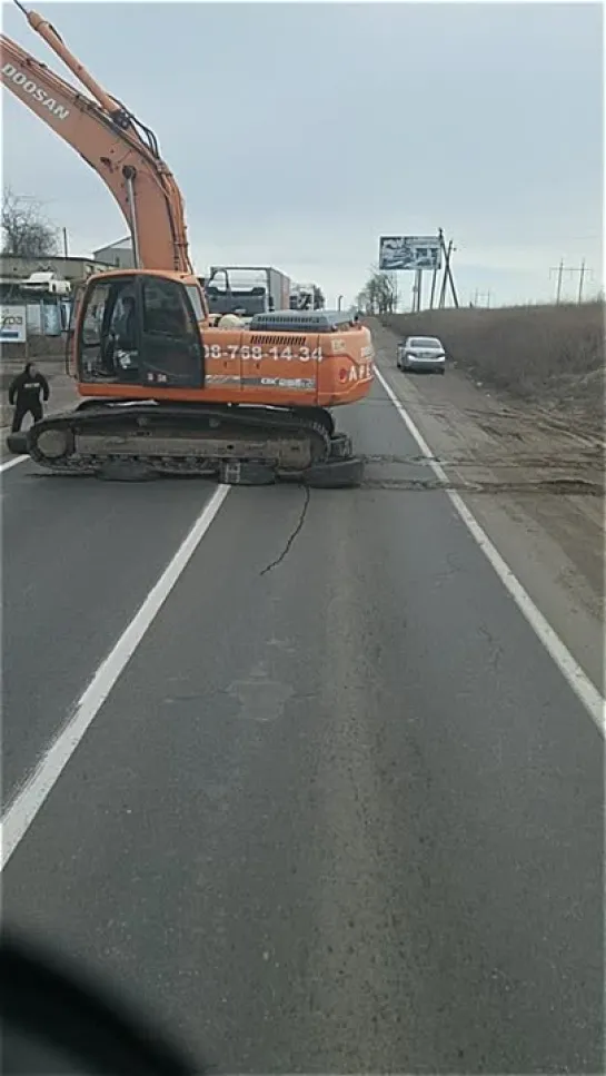 Во время выполнения работ строители приняли решение осторожно перейти дорогу, чтобы не повредить асфальт.