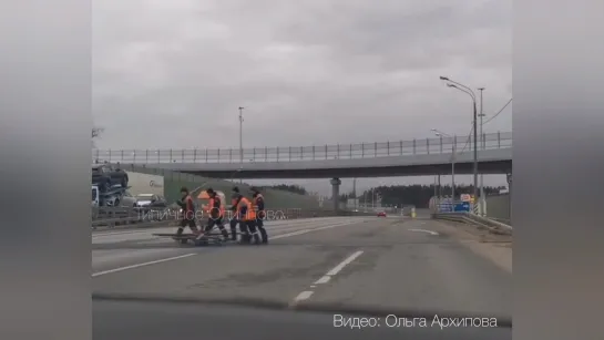 Перекрытие движения автомобилей на ж/д переезде Минского шоссе