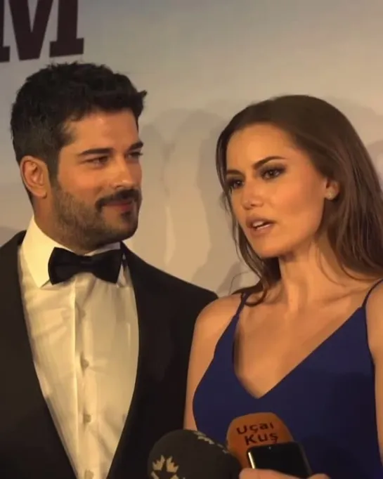 Муж смотрит на жену😻 Fahriye Evcen ve Burak Ozcivit - Фахрие Эвджен и Бурак Озчивит