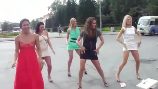 Красивые девушки танцуют на свадьбе! Pretty girls are dancing on the wedding