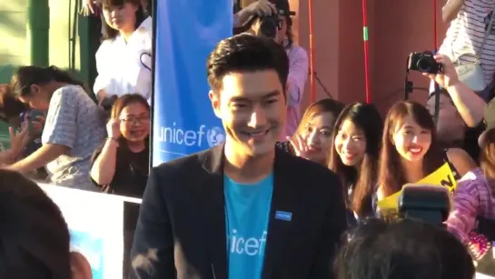 181216 Шивон на The Blue Carpet Show for UNICEF