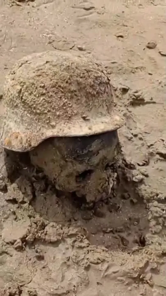 😄 На обмелевшем дне Каховского водохранилища  "Эхо войны" 80-летней давности.