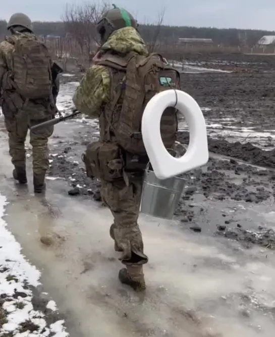 Боевики ВСУ грустно шагают из Артёмовска.