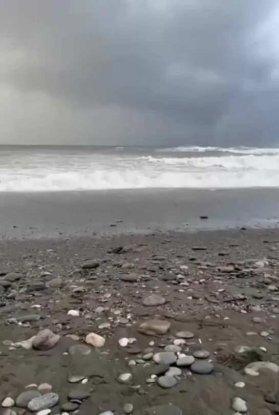 🤯В грузинском Батуми на пляже разорвалась морская мина.