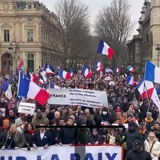 🤷‍♂️В Париже прошла многотысячная акция протеста против поставок оружия Украине.