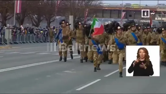 🇱🇻7 секунд со вчерашнего военного парада в Риге.  Теперь вы видели, как итальянцы бегут в перьях.🤣🤣 куд куда ))🐓