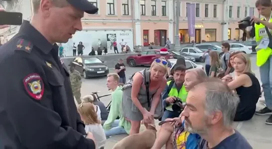 В Екб оппозиционный митинг в поддержку Е.Ройзмана разогнали за 10 секунд. Просто блестяще и никакого насилия 👏😁😁😁