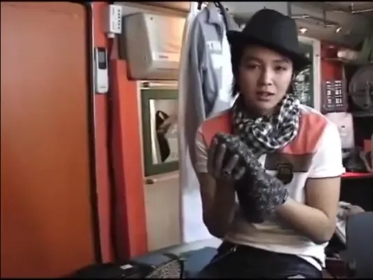 Jang Keun Suk • What's in the bag?