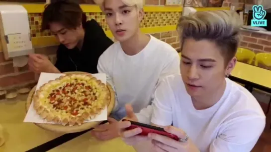 180527 V LIVE / Cross School Pizza Eating