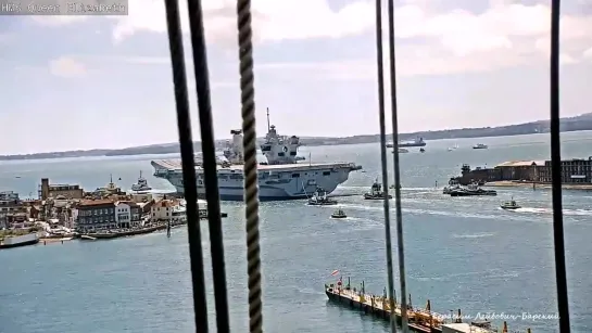 Tugs towed aircraft carrier HMS Queen Elizabeth from harbor for sea Буксиры вывели авианосец в море