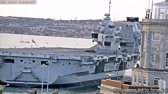 Royal Navy UK Авианосец HMS Queen Elizabeth вошел в гавань и швартуется в порту Портсмут