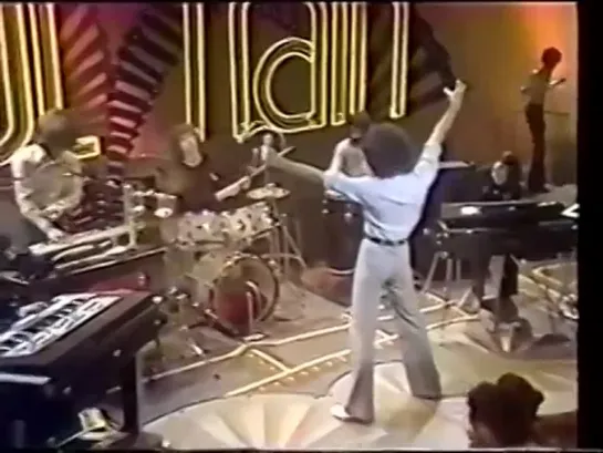 Gino Vannelli on SoulTrain.....Powerful People (1975)