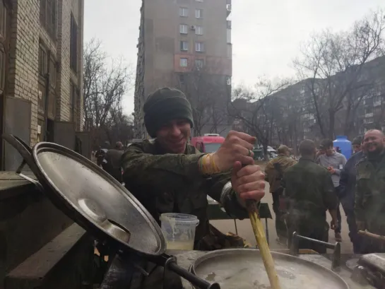 Как танковый батальон в Мариуполе супом кормил