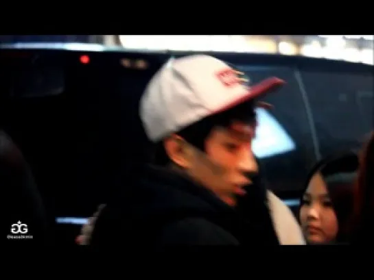 [FANCAM] 131123 Seventeen leaving Ilchi Art Hall after Seventeen Show 3