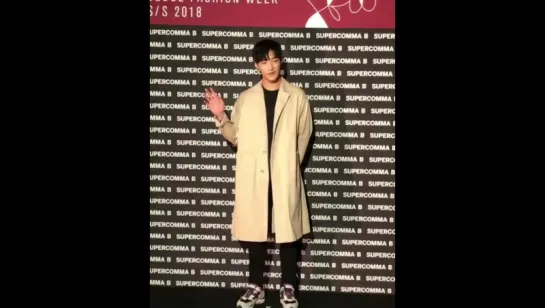 [ellekorea Instagram | 171017] update with Woo Do Hwan. Актер на модном показе 'SUPERCOMMA B' 2018 S/S HERA в рамках Недели моды