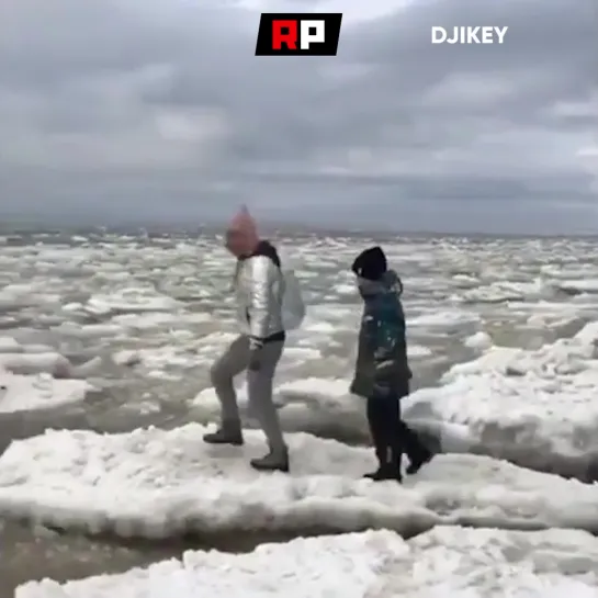 Слабоумие и отвага: в Якутии женщина с детьми сняла свои прыжки по льдинам во время ледохода