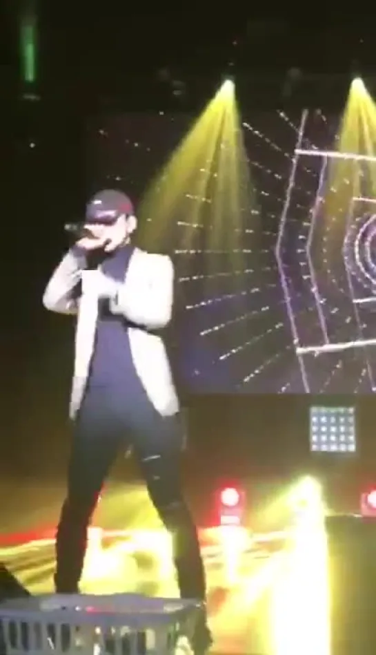 [FANCAM] [20.11.18] B.A.P 'FOREVER' TOUR — Miami: Daehyun & Jongup — Take Off