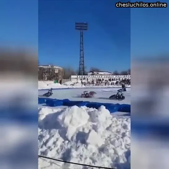 В Уфе мотоциклист упал прямо под колеса противника, чудом остался жив и занял второе место    Гонщик