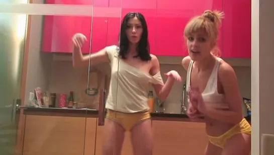 Sasha Blonde - sasha and dasha in the kitchen секс, выебал, разделась, показала, киска, писька, мокрая, ебется