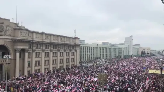 Десятки тысяч митингующих идут к площади Независимости в Минске. Видео: "ТАСС".