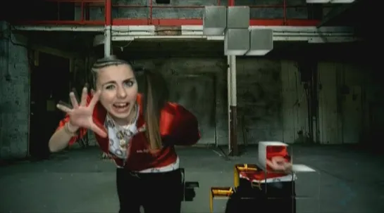 Lady Sovereign - Love Me Or Hate Me