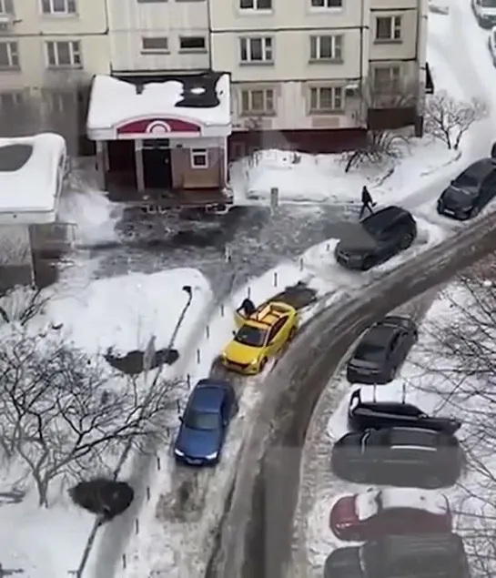 Случайно выглянувший в окно житель многоэтажки в Москве увидел держащегося за оконную раму 70-летнего пенсионера