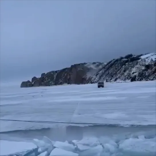 «Буханка» на скорости пролетела через трещину на Байкале.