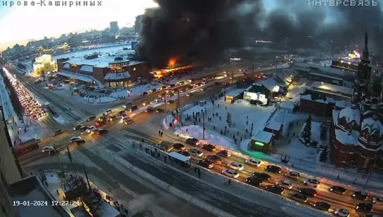 В центре Челябинска горит рынок.