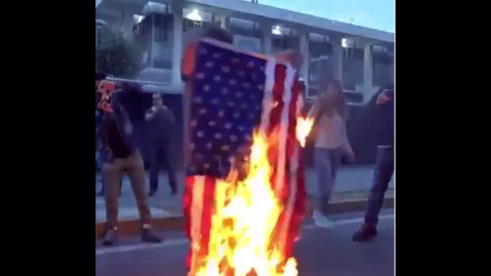 В Афинах жгут американские флаги напротив посольства США в знак протеста против ударов по Сирии.