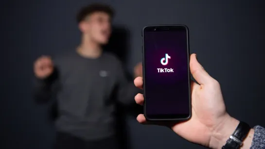 Tik Tok обогнал WhatsApp по скачиваемости | пародия «Топ-топ топает малыш»