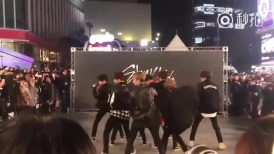 [171109] Stray Kids - Ya Ya Ya @ Street Performance