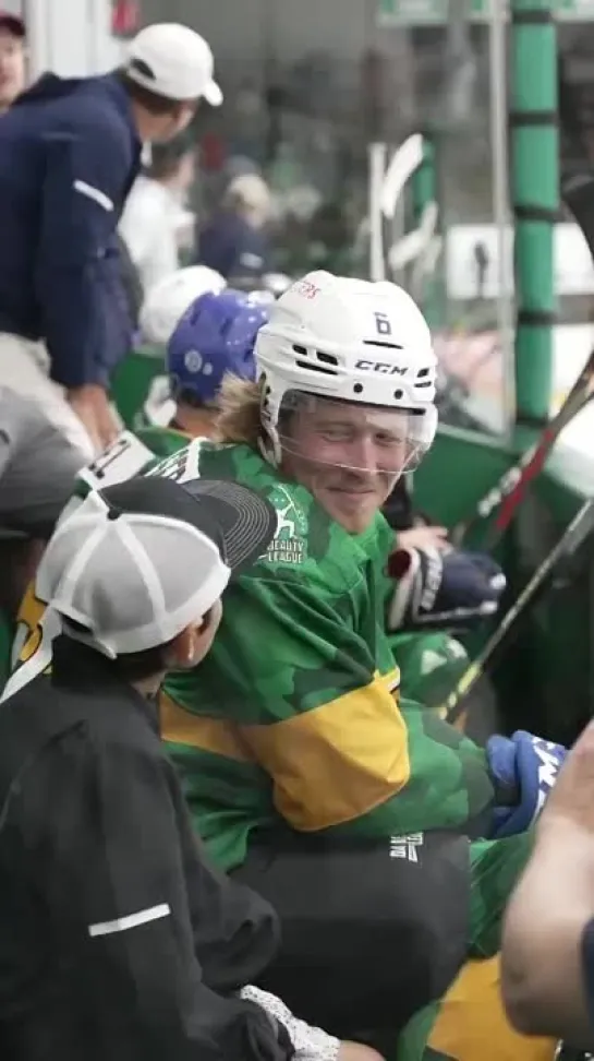 Smiles all around 😃😃 .@BBoeser16 is for the kids