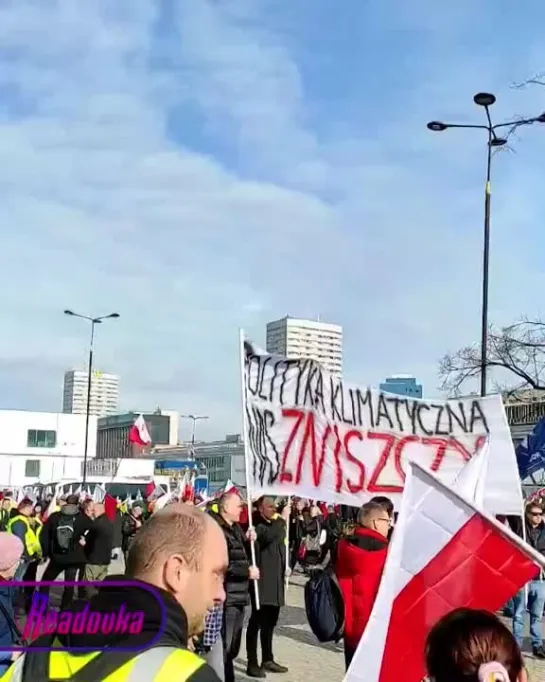 На новый крупный митинг польских аграриев в Варшаве привезли даже пораженный Abrams — правда, из сена