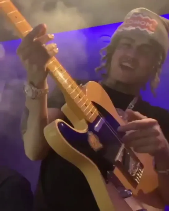 Lil Pump играет на гитаре