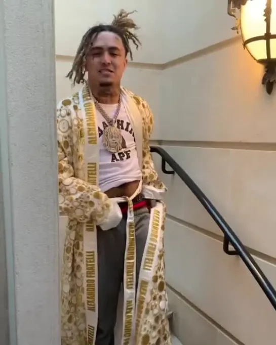 Lil Pump писает на денежки