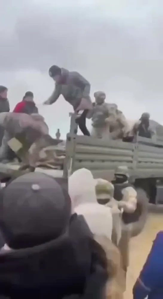 Митингующие захватили в плен военнослужащих в Мангистауской области. 05.01.2022 г.