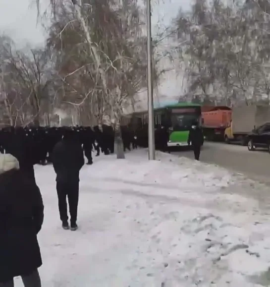 На востоке Казахстана, в Семее, также происходят столкновения митингующих и силовиков. 05.01.2022 г.