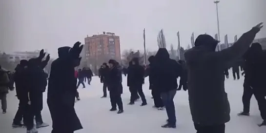 В Актобе митингующие ждут акима, чтобы переговорить с ним. 05.01.2022 г.